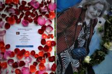 Un message annonce une marche blanche en hommage à Mireille Knoll (d), une octogénaire juive tuée, le 27 mars 2018 à Paris