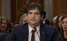 Photo d'Ashton Kutcher lors de son discours au congrès américain le 15 février 2017.
