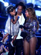 Beyoncé est sur scène avec son mari le rappeur Jay Z et sa fille Blue Ivy pendant les MTV Video Music Awards en août 2014.