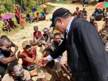 Le Premier ministre de Papouasie-Nouvelle-Guinée, Peter O'Neill, rencontre des villageois de Tari, le 7 mars 2018 après un violent séisme en février