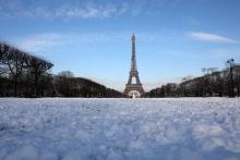 Le Champ de Mars enneigé, au pied de la tour Eiffel, le 8 février 2018