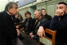 L'avocat Etienne Nicolau parle avec des proches des victimes le 5 mars 2018 devant la cour d'assises de Perpignan