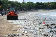 Des déchets plastiques nettoyés sur la plage de Kuta beach près de Bali, le 19 décembre 2017