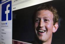 Une photo prise à Moscou le 22 mars 2018 montre une photo d'illustration de la version en langue russe de Facebook avec le visage du fondateur et PDG Mark Zuckerberg