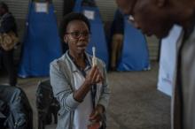 Une étudiante de l'université de Witwatersrand présente un test d'autodépistage à des habitants du quartier pauvre de Hillbrow, au centre de Johannesburg (Afrique du Sud), le 19 mars 2018