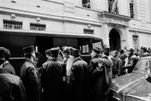 Des policiers ont arrêté des étudiants lors d'une manifestation à la Sorbonne à Paris le 3 mai 68. A l'époque, l'uniforme se résume à chemise, cravate, pardessus et chaussures légères.