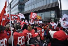 Manifestation des employés de Carrefour, devant le siège social à Massy, près de Paris, le 1er mars 2018, contre la suppressions de milliers d'emplois