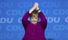La chancelière allemande Angela Merkel salue l'audience après une réunion du CDU le 26 février 2018 à Berlin