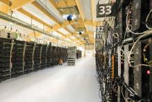 Des unités centrales d'ordinateur exécutant des algorithmes complexes permettant d'enregistrer une succession de transactions authentifiées et cryptées dans une fabrique de bitcoins, près de Reykjavik