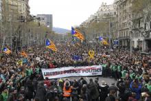 Manifestants devant les bureaux de la Commission européenne à Barcelone le 25 mars 2018 pour protester contre l'arrestation de Carles Puigdemont en Allemagne, à la demande de la justice espagnole. Il 