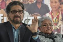 Yvan Marquez (g) et Imelda Daza, membres du parti Farc, lors d'une conférence de presse, le 8 mars 2018 à Bogota, en Colombie
