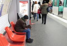 Un sans-abri fait la manche dans le métro