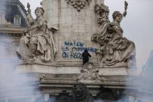 "Mai 68. Ils commémorent, on recommence", slogan tagué sur la statue de la place de la République lors de la manifestation du 22 mars 2018