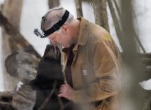Le biologiste Ben Kilham est accueilli par Jake, un ours qu'il a nourri en partie au biberon, le 29 mars 2018 à Lyme, dans le New Hampshire
