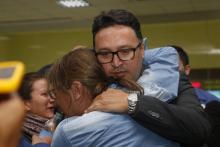 Des proches des journalistes équatoriens enlevés par des guérilleros colombiens présumés, le 12 avril 2018 à Quito