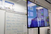 Emmanuel Macron apparaît sur un écran de télévision lors de son interview dans une école à Berd'huis dans l'Orne, le 12 avril 2018