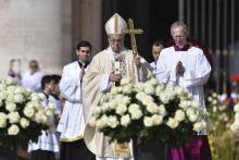 Le pape François célèbre la messe du dimanche de Pâques sur le parvis de la basilique Saint-Pierre de Rome, le 1er avril 2018
