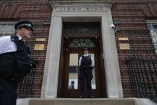 Des policiers britanniques gardent l'entrée du St Mary's hospital à Londres où la duchesse de Cambridge a accouché d'un garçon le 23 avril 2018