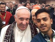 Selfie fourni par Daniel Bashir, pris le 19 mars 2018 au Vatican et montrant le Pakistanais de 26 ans avec le pape François