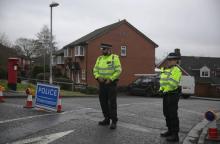 Des policiers devant la maison de l'ex-espion russe Serguei Skripal à Sallisbury, au sud de l'Angleterre, victime d'une tentative d'empoisonnement le 4 mars