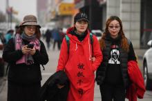 Li Wenzu (au centre) marche en compagnie d'épouses d'autres militants des droits de l'homme dans la banlieue de Pékin, le 5 avril 2018