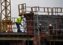Des ouvriers travaillent sur le chantier d'un immeuble résidentiel à Lille, le 5 avril 2018