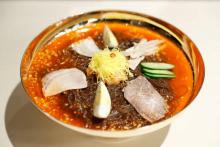 Le "Pyongyang naengmeyon" est une soupe de nouilles froide généralement garnie de légumes et de morceaux de viande