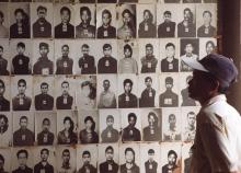 Des photos de Cambodgiens torturés et exécutés par les khmers rouges, au musée de Tuol Sleng (S21à, le 23 juin 1997 à Phnom Penh