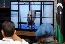 Photo du fils de Mouammar Kadhafi, Seïf al-Islam lors d'une retransmission le montrant interrogé par un juge à Tripoli, le 27 avril 2014