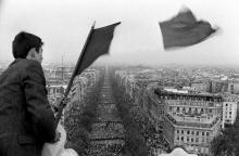 Vue de la manifestation de soutien au Général de Gaulle sur les Champs Elysées à Paris le 30 mai 1968