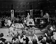 La future reine britannique Elizabeth II et le prince Philip sont acclamés après leur mariage en 1947