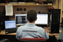 Photo d'archives d'un gendarme de la brigade de répression de la cybercriminalité , le 21 février 2011 dans les locaux de la gendarmerie de Dijon.