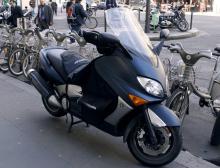 C'est une première en France: le stationnement des motos et scooters sera payant à partir de mardi dans deux communes du Val-de-Marne, Vincennes et Charenton-le-Pont.