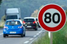 Un panneau de limitation de vitesse à 80 km/h sur la RN57 à Hyet dans l'Est de la France le 1er juillet 2015