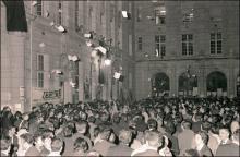 Des étudiants qui occupent la Sorbonne jettent des tracts par les fenêtres de la faculté, le 17 mai 1968, sur des Parisiens venus leur rendre visite