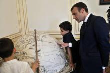 Le président Emmanuel Macron fait visiter l'Elysée à de jeunes autistes, le 6 juillet 2016