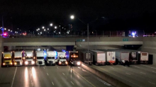 Des camions alligné pour éviter un suicide dans le Michigan.