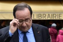L'ancien président François Hollande sort d'une librairie où il a dédicacé son livre "Les leçons du pouvoir" le 14 avril 2018à Tulle