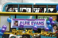 Des ballons, un poster sur un bus en soutien à Alfie Evans, un bébé britannique en état semi-végétatif dont les parents s'opposent à l'arrêt des soins, le 26 avril 2018 à Liverpool, dans le nord-ouest