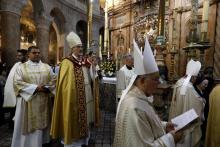 Pierbattista Pizzaballa, administrateur apostolique du patriarcat latin de Jérusalem, lors de la procession de la messe du dimanche de Pâques dans l'église du Saint-Sépulcre à Jérusalem, le 1er avril 