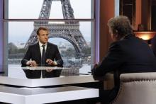 Le président Emmanuel Macron (c) lors d'un entretien à la télévision avec les journalistes de RMC-BFM Jean-Jacques Bourdin (d) et Mediapart, Edwy Plenel (g), au palais de Chaillot, le 15 avril 2018 à 