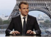 Le président français Emmanuel Macron (C) avant un entretien à la télévision avec les journalistes de RMC-BFM Jean-Jacques Bourdin (D) et Mediapart, Edwy Plenel (G), dans le palais de Chaillot à Paris