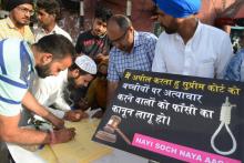 Des Indiens signent une pétition demandant la peine de mort pour les violeurs, le 17 avril 2018 à Amritsar