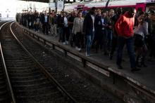 Des voyageurs sur un quai de la gare Saint-Lazare, le 19 avril 2018 à Paris, lors du quatrième épisode de grève à la SNCF depuis début avril