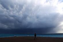 Un orage approche de Nice le 6 mars 2017