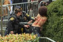 Une Femen devant le tribunal où s'est rendu Bill Cosby. 
