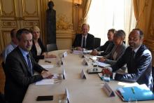 Le Premier ministre Édouard Philippe (D) reçoit les syndicats de cheminots à Matignon à Paris, le 7 mai 2018