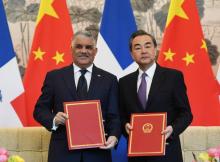 Le ministre chinois des affaires étrangères Wang Yi et son homolgue dominicain Miguel Vargas le 1er mai 2018 à Pékin