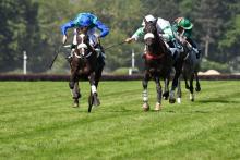 Le cheval On The Go (G), monté par le jockey britannique James Reveley, remporte la 140e édition du Grand Steeple-Chase de Paris sur l'hippodrome d'Auteuil, le 20 mai 2018