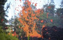 Un panache de fumée s'échappe du volcan Kilauea à Hawaï le 3 mai 2018, sur une photo prise par Janice Wei